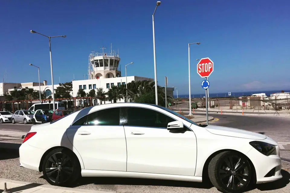 Traslado al aeropuerto de Santorini