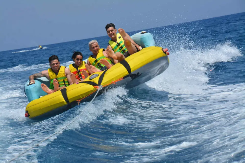 Tubing de Olas Emocionantes en la Playa de Perivolos, Santorini