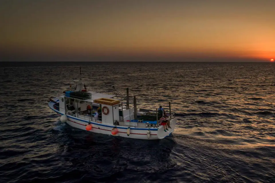 Santorini: viaje de pesca al atardecer con cena y bebidas