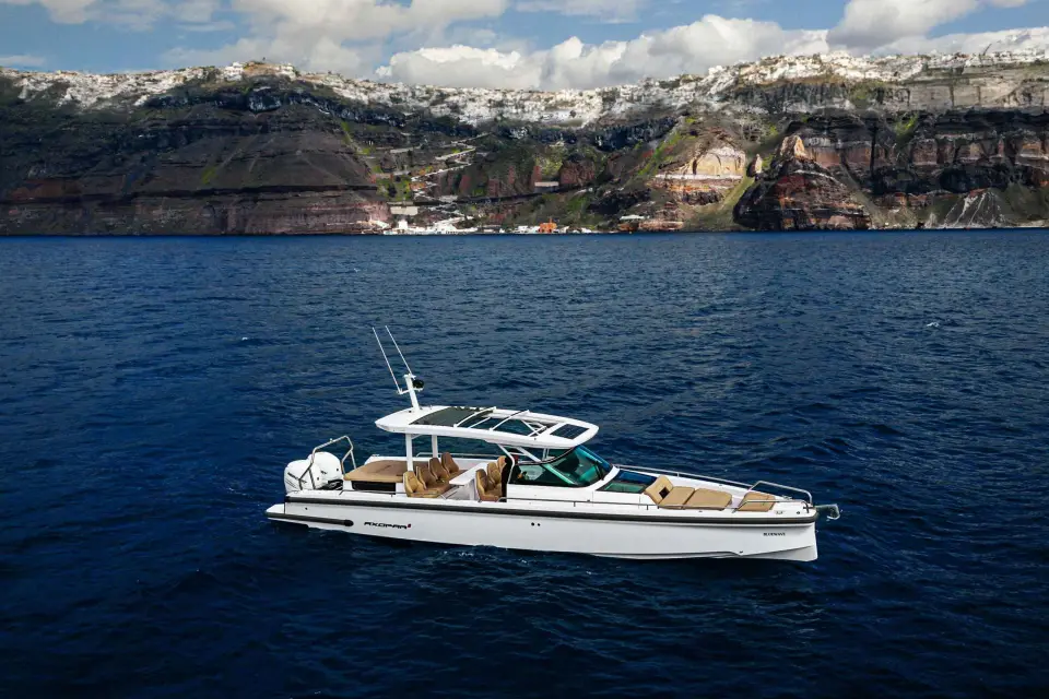 El Yate Privado a Motor Todo Incluido más Rápido de Santorini