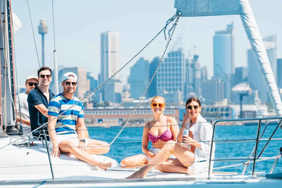 Navegación matinal exclusiva por el puerto de Sídney con mimosas