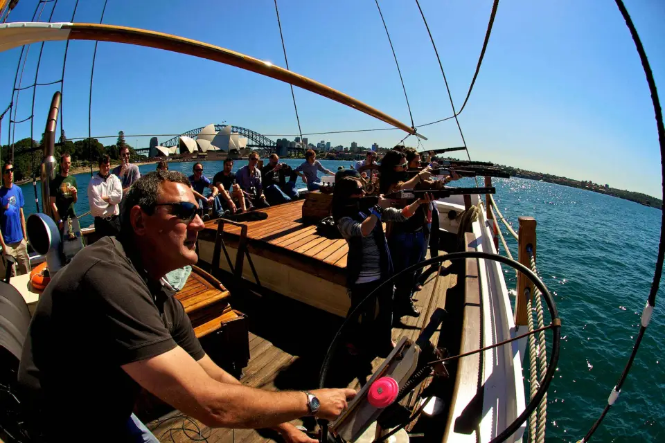 Tiro al Plato con Láser en Barco de Altura del Puerto de Sídney con Subida al Mástil