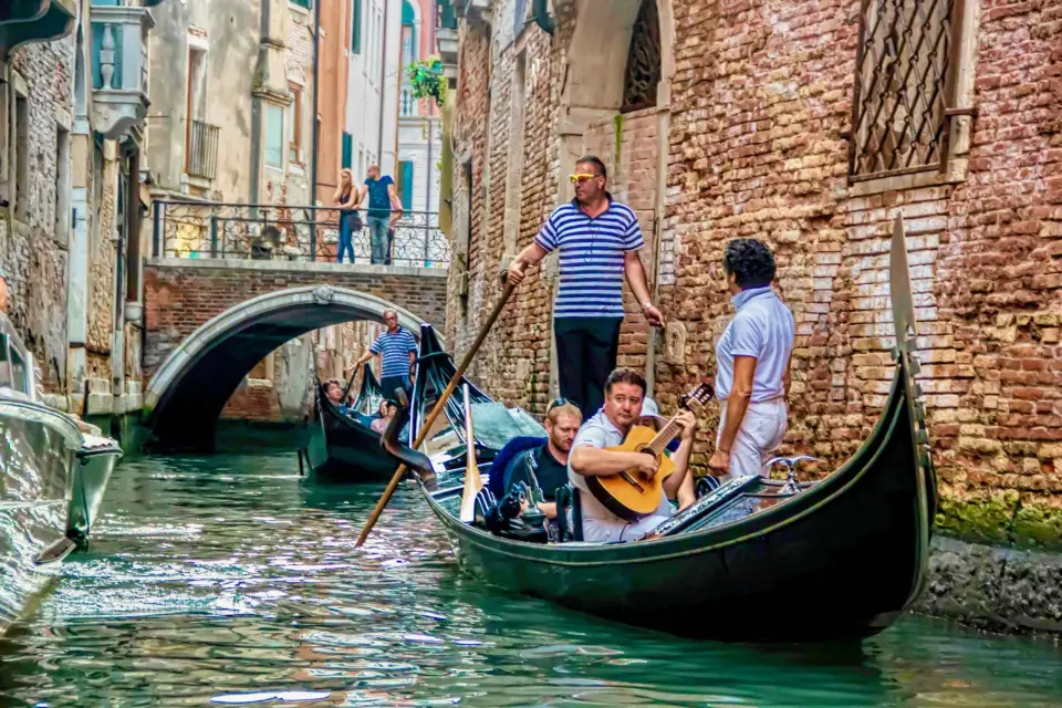 Venecia: 30 minutos de paseo en góndola por el Gran Canal con serenata