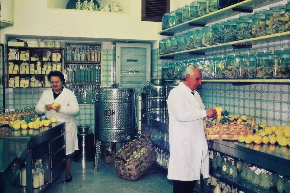 Amalfi: Visita a la Fábrica de Limoncello con Instructor y Degustación