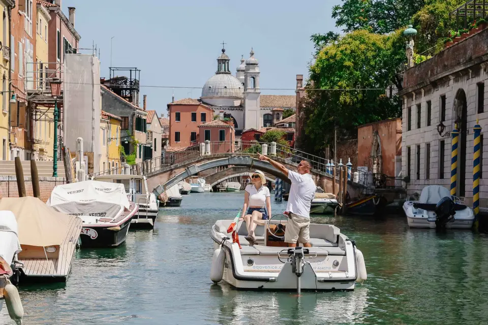 Venecia: Canales ocultos en barco eléctrico