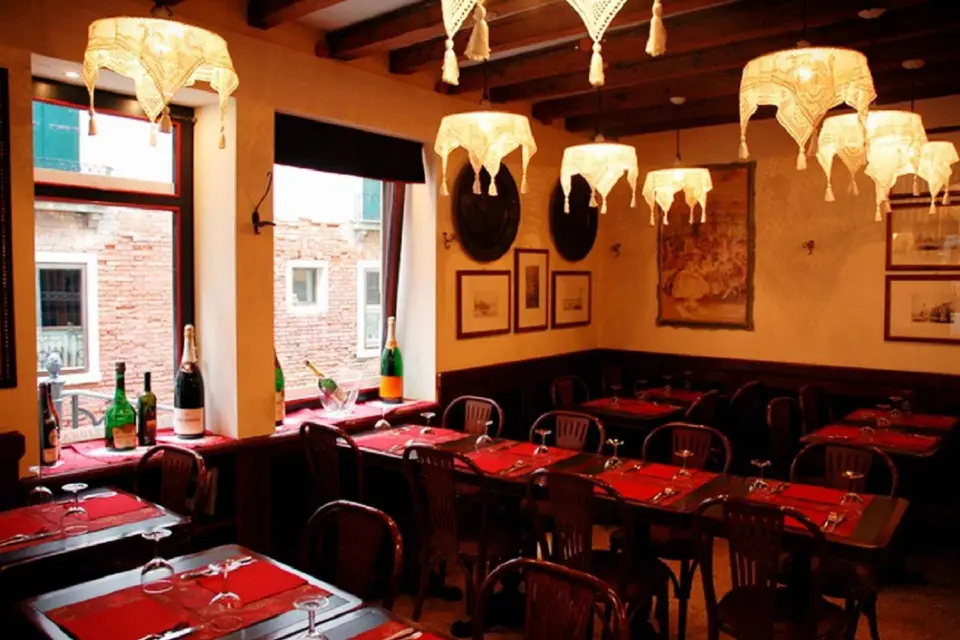 Cena de 2 platos en un restaurante típico veneciano