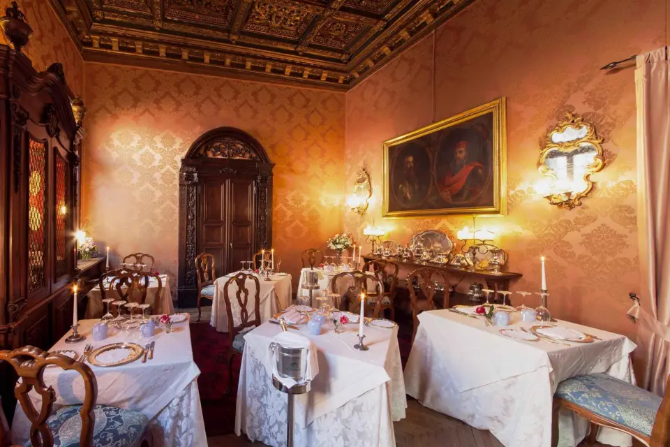 Venecia: Cena Romántica en Palacio y Paseo Privado en Góndola