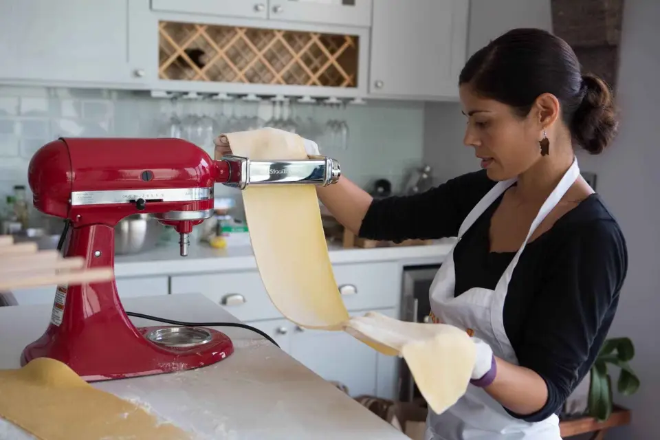 Venecia: Clase de elaboración de pasta con un chef local + guitarra en directo