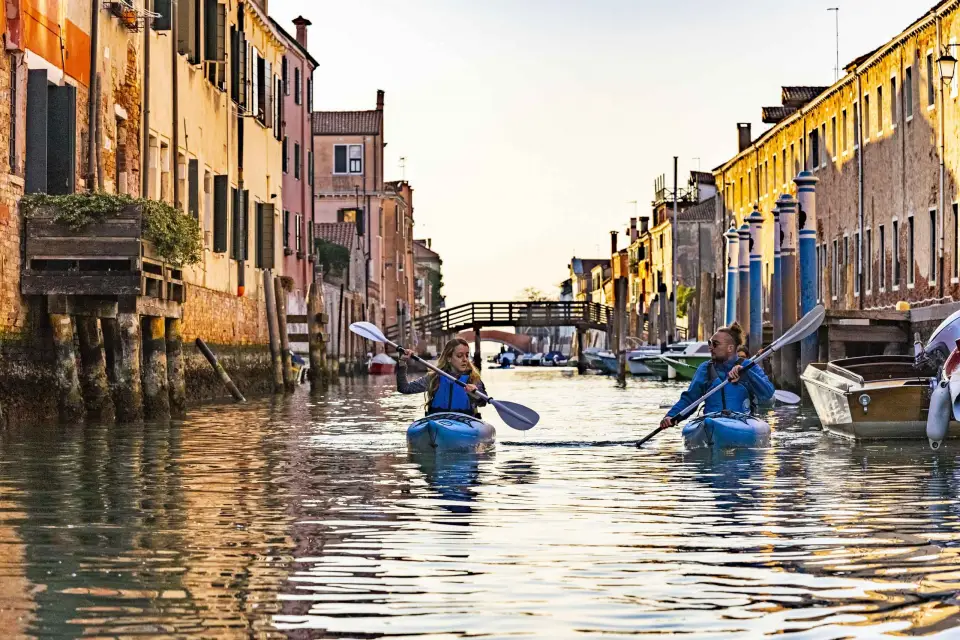 Venecia: Clase de Kayak al Atardecer en la Ciudad