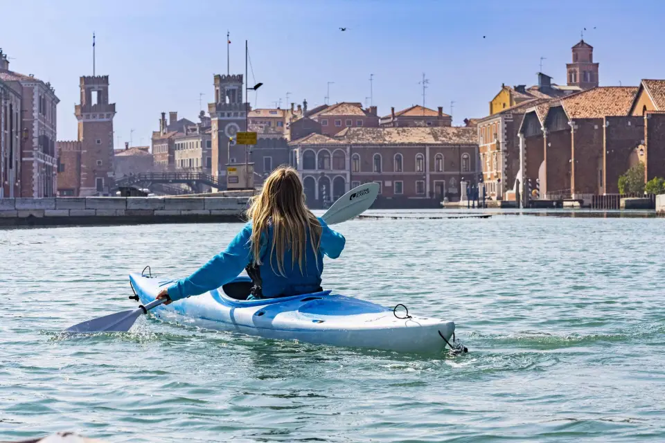 Clase de kayak en Venecia para principiantes: primera formación acuática
