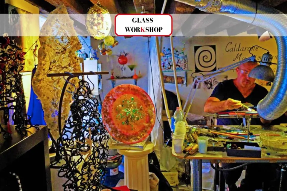 Clase particular de soplado de vidrio con un artesano local