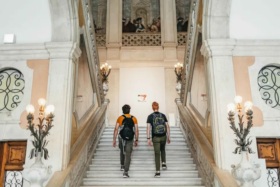 Venecia: entrada al Palacio Grassi y Punta della Dogana