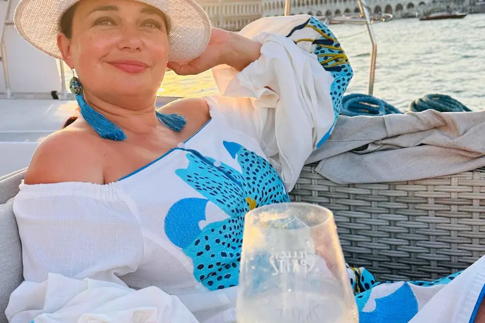 Venecia: Excursión en Catamarán por la Laguna con Música Clásica y Bebidas