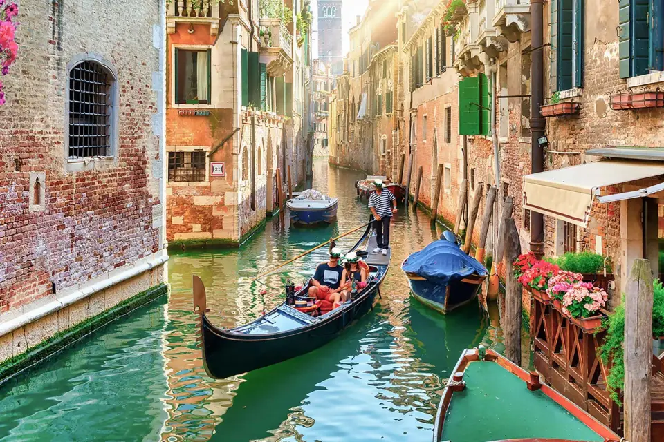 Experiencia Privada en Góndola: Descubre los canales de Venecia