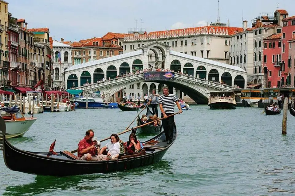 Tesoros ocultos de Venecia: Paseo a pie y en góndola