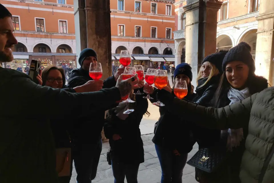 Venecia: Mercado local de pescado con cicchetti, almuerzo y vino