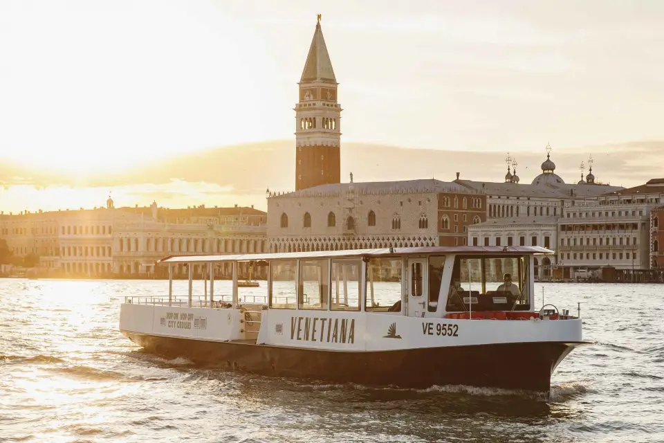 Venecia: Murano, Burano y Torcello: tour con paradas libres en barco turístico