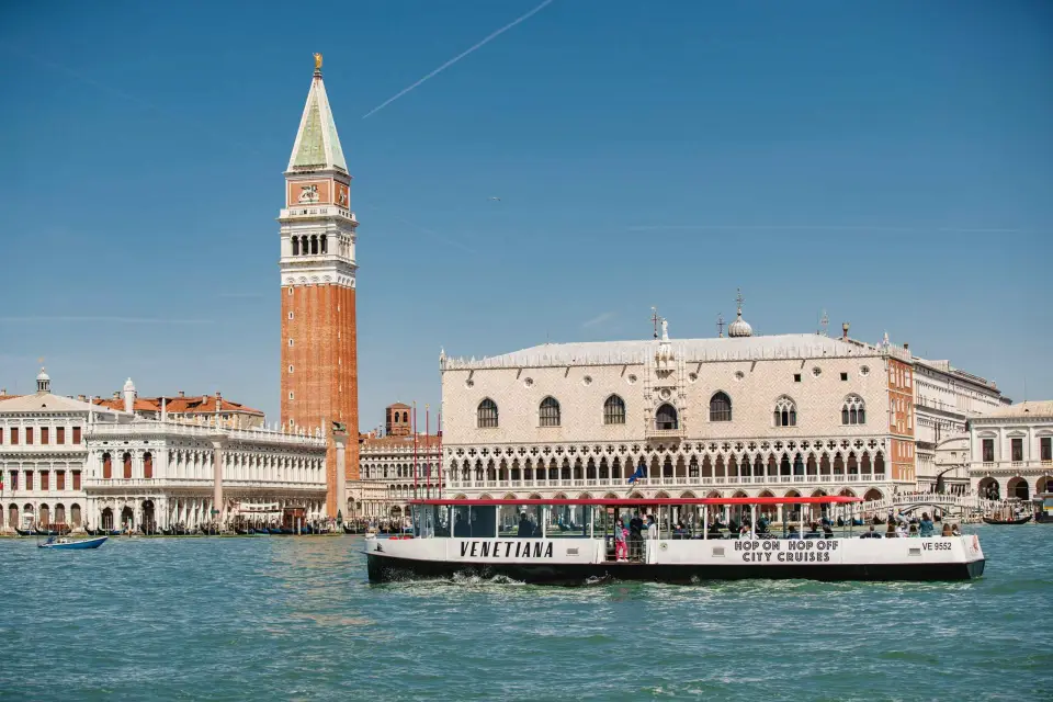 Venecia y Murano: Tour panorámico en barco con audioguía