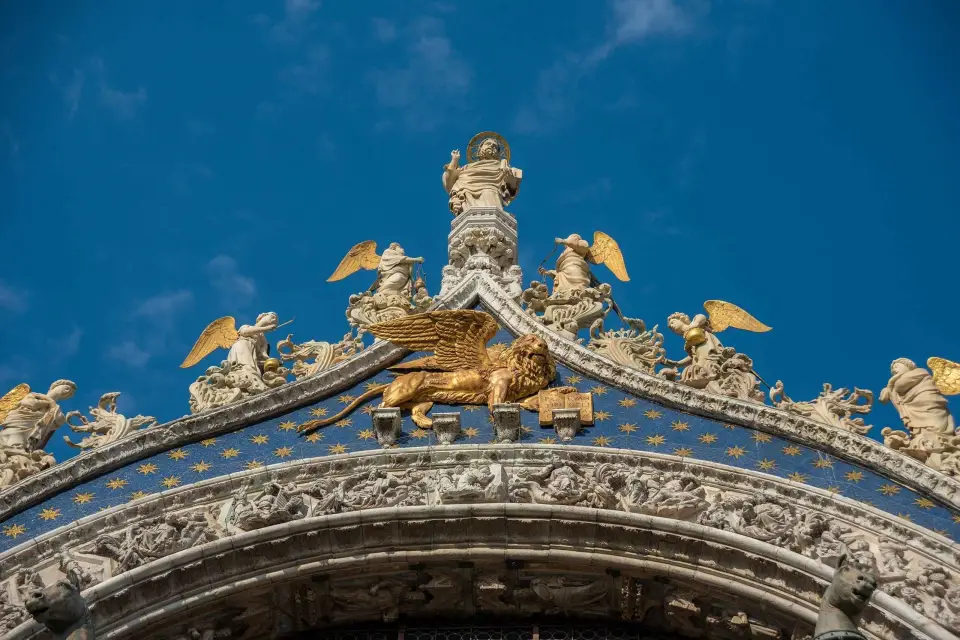 Venecia: Palacio Ducal con Basílica de San Marcos y Góndolas
