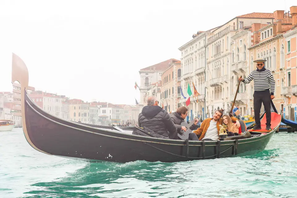 Venecia: paseo compartido en góndola con serenata