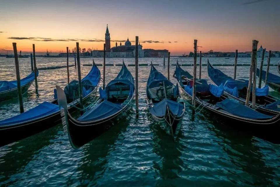 Venecia: Paseo en góndola al atardecer y tour a pie de los fantasmas