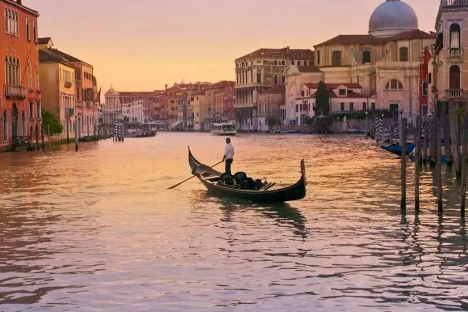 Venecia: Paseo en góndola al atardecer y visita guiada a pie