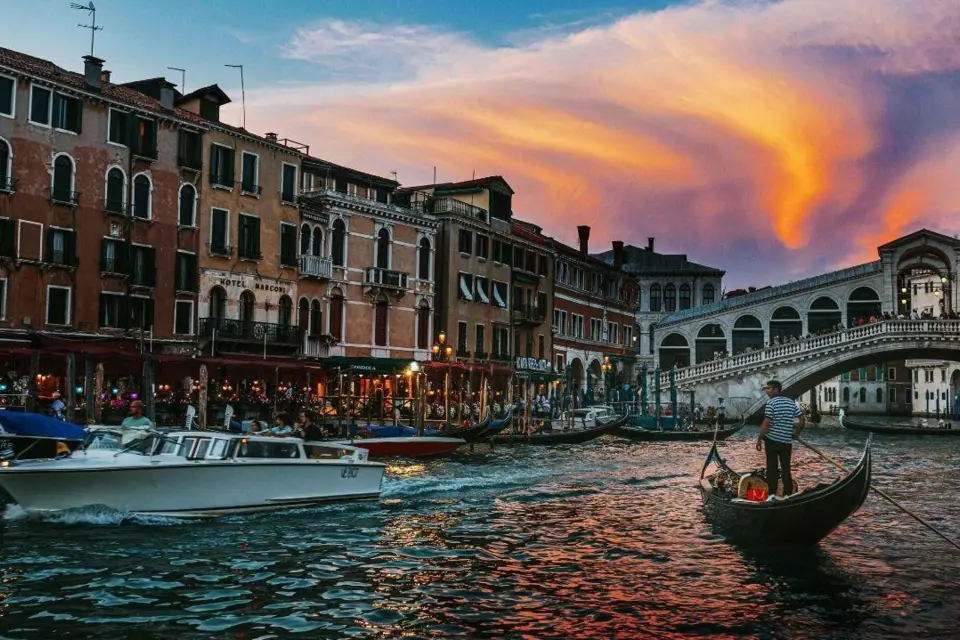 Venecia: Paseo en góndola compartida al atardecer