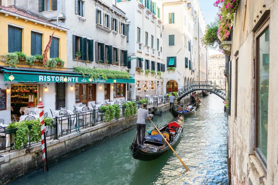 Venecia: Paseo en Góndola Compartida por la Ciudad de la Laguna
