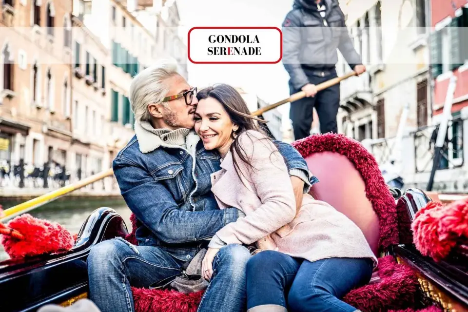 Venecia: paseo en góndola con serenata y cena romántica