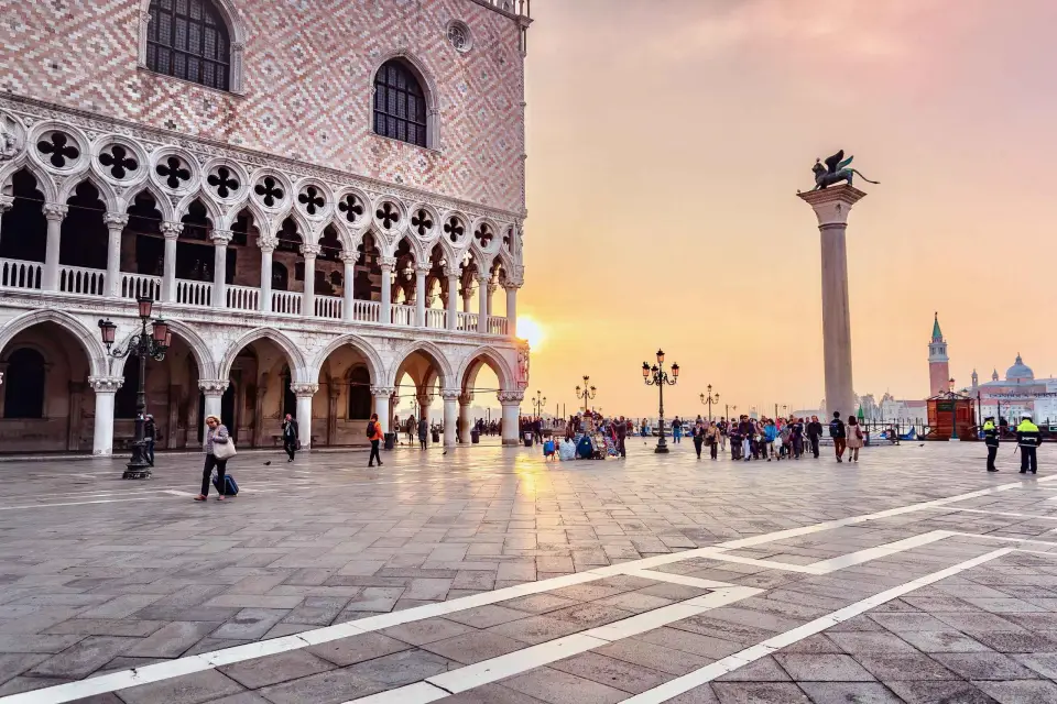 Venecia: Paseo en góndola y visita sin colas al Palacio Ducal