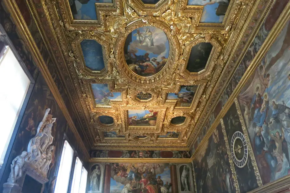 Venecia: Paseo en góndola y visita guiada al Palacio Ducal