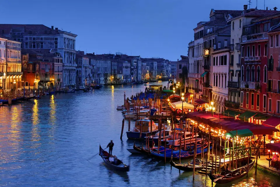 Venecia: Paseo nocturno privado en góndola