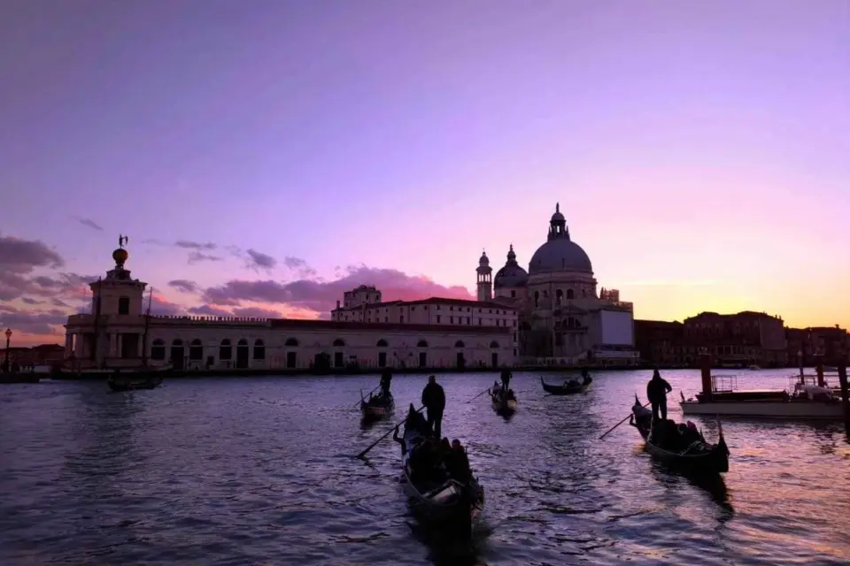 Venecia: Paseo privado de 60 minutos en góndola por el Gran Canal