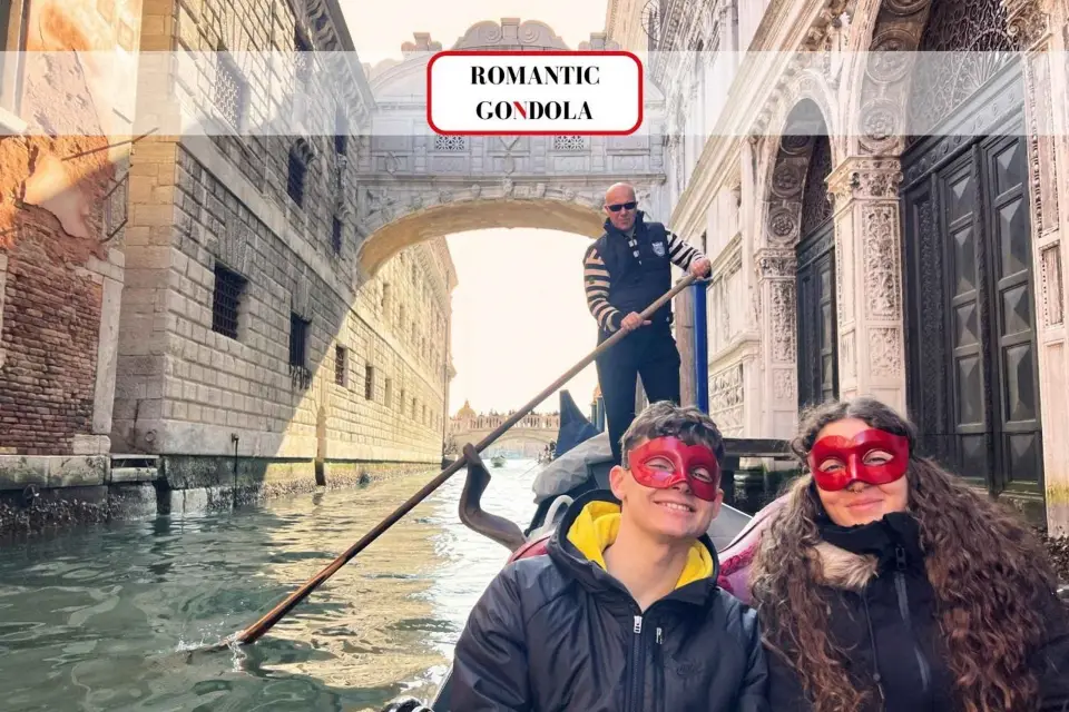 Venecia: Romántico paseo en góndola compartida al atardecer