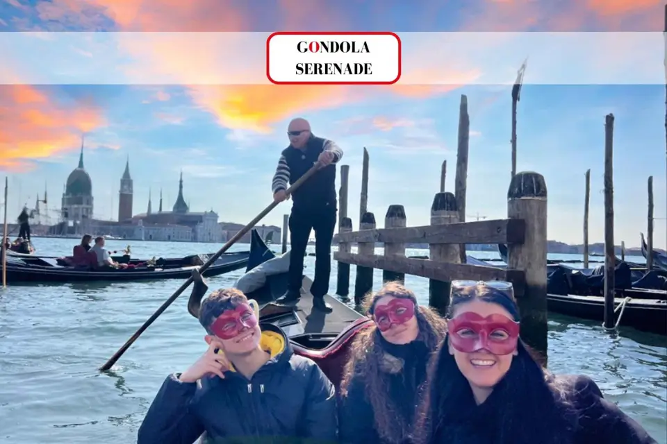 Venecia: Serenata en góndola por el Gran Canal con máscara