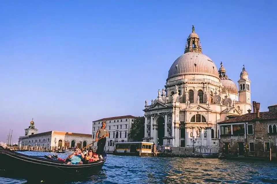 Serenata Privada en Góndola: Noche romántica en Venecia