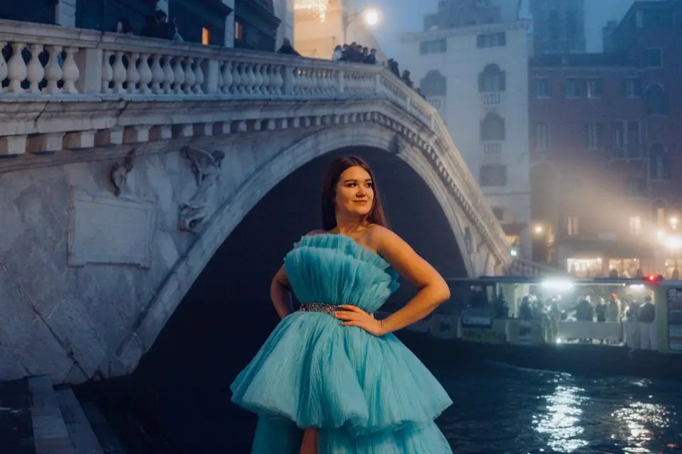 Sesión de fotos con un vestido de cuento de hadas en el corazón de Milán