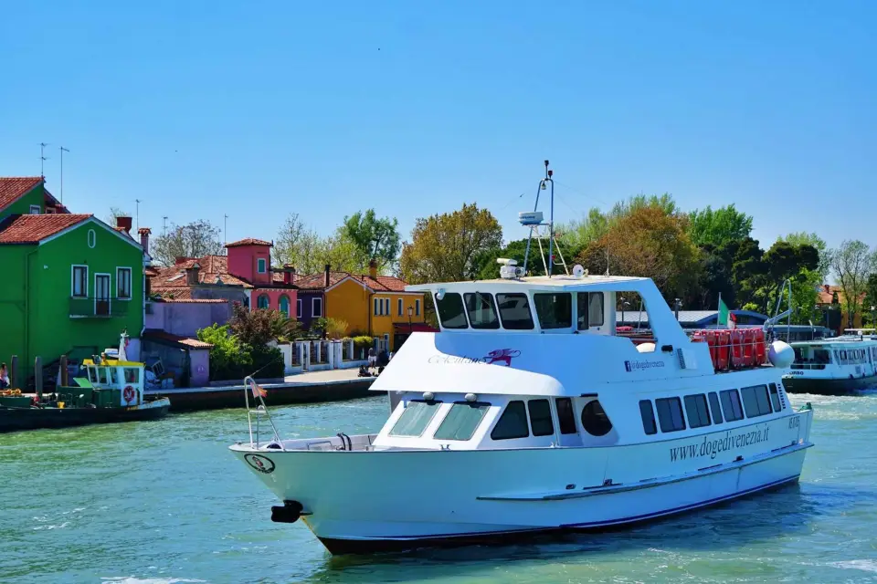 Venecia: Tour en barco por Murano y Burano con visita a una fábrica de vidrio