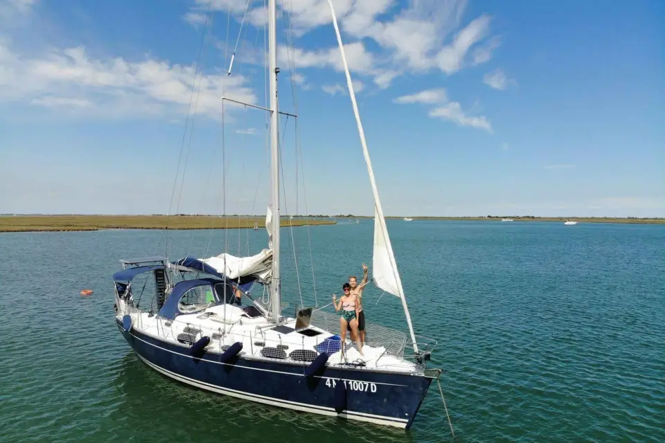 Tour en barco, vela, baño, almuerzo tradicional veneciano a base de marisco