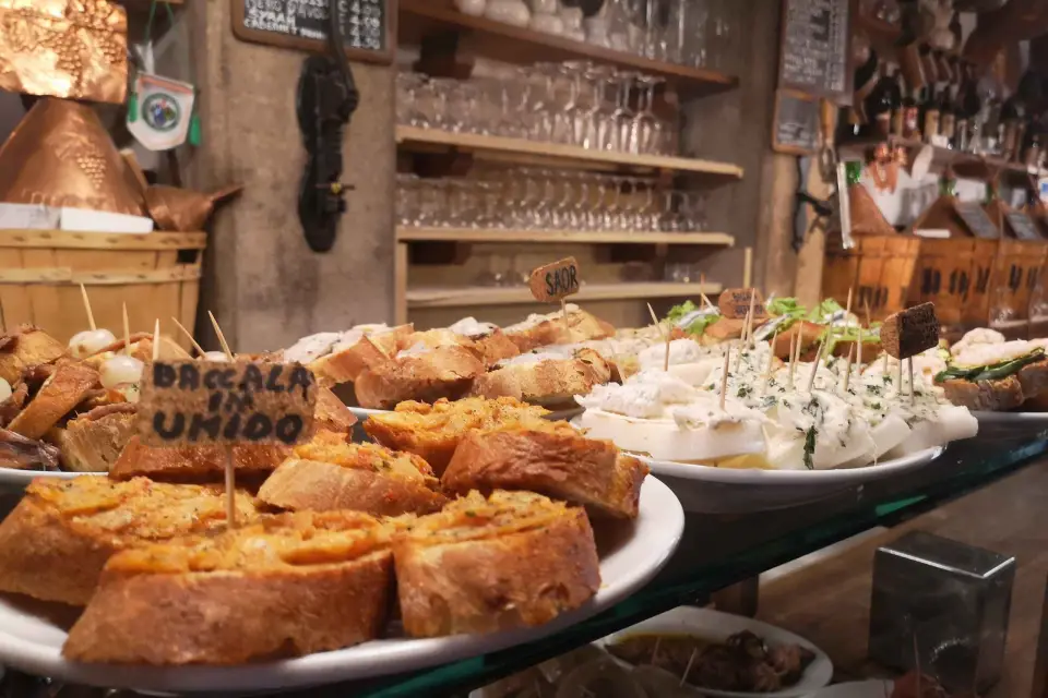 Venecia: Tour gastrónomico crepuscular con degustación de Cicchetti y Spritz