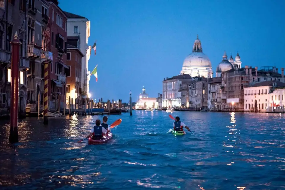 Tour nocturno en kayak de 2 h en Venecia: tour premium con puesta de sol