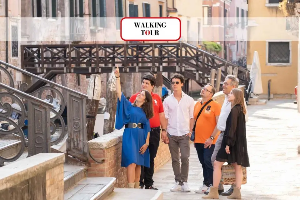Venecia: Tour a pie de lugares insólitos con góndola opcional