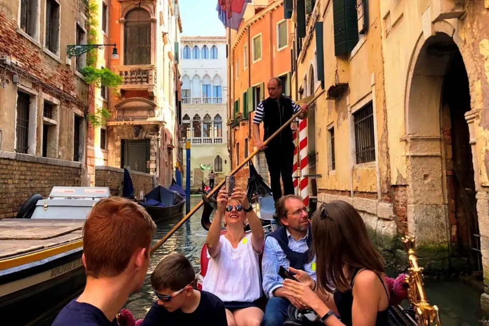 Tour a pie por Venecia y paseo en góndola