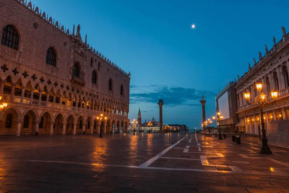 Venecia: Tour privado al anochecer y paseo en góndola