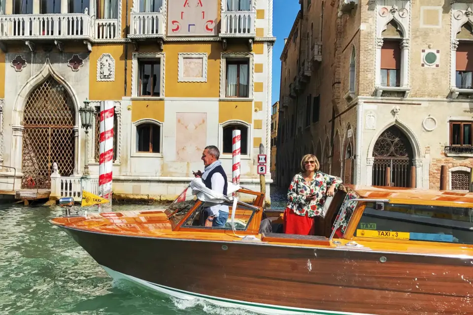 Venecia: Traslado privado desde la estación de tren en taxi acuático