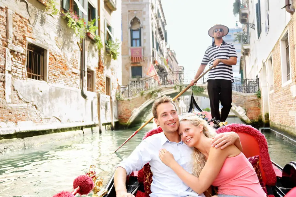 Venecia: Visita romántica en góndola y cena para dos